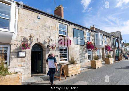 Porthleven Harbour Inn Public House vicino al porto, cesti di fiori appesi nell'autunno 2023, Cornovaglia, Inghilterra, Regno Unito Foto Stock