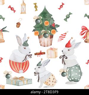 Motivo natalizio acquerello senza cuciture con simpatici coniglietti. Regali e decorazioni per alberi di Natale, fette d'arancia e cannella creano un'atmosfera festosa Foto Stock