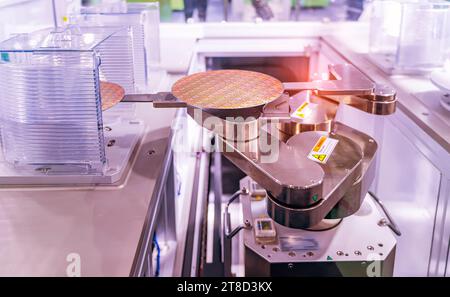 Wafer e microcircuiti in silicio con applicazione di controllo del sistema di automazione sul braccio del robot automatico Foto Stock