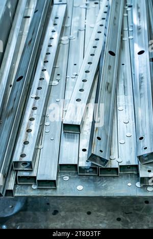 Set di tubi metallici o pezzi da lavorare sul mandrino di serraggio rotativo della macchina da taglio al plasma o al laser cnc Foto Stock