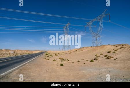 torretta di trasmissione elettrica ad alta tensione nel deserto Foto Stock