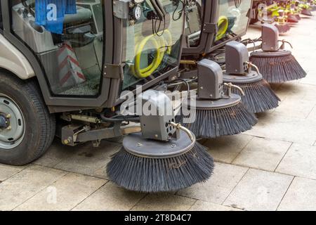 Spazzatrice stradale, due spazzole rotanti sulla parte anteriore Foto stock  - Alamy