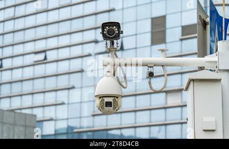 Telecamera di sorveglianza CCTV sulla finestra dell'edificio Foto Stock