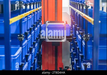 Scatole di plastica nelle cellule del magazzino automatizzato. Costruzione in metallo scaffali del magazzino Foto Stock