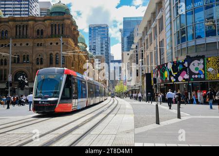 Sydney, nuovo Galles del Sud, Australia - 10 ottobre 2021: Una ferrovia leggera passa tra QVB (Queen Victoria Building) e le Galeries su George Street Foto Stock