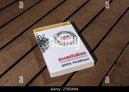 Primo piano l'essenzialismo di Greg McKeown: La ricerca disciplinata di meno libri su un tavolo di legno. Foto Stock