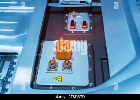 Celle di batterie ad alta tensione per sistemi di auto elettriche di motori eco, concetto di parti automobilistiche. Foto Stock