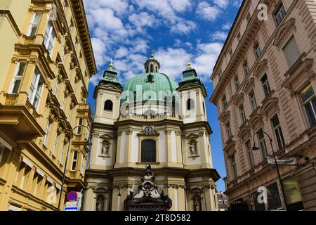 Prospetto di elevazione esterno della St. La chiesa cattolica di Peter a Vienna, Austria. cupola di rame verde. streetscape. elevazioni residenziali in stucco Foto Stock