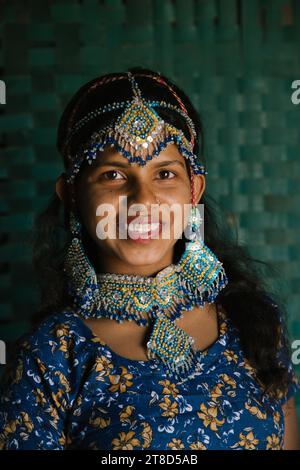 Ballerina Kalbelia nel Rajasthan vestita con abiti da sposa tradizionali e gioielli Foto Stock