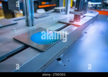 Wafer e microcircuiti in silicio con applicazione di controllo del sistema di automazione con sistema di telecamere con sensore di visione robotizzato Foto Stock