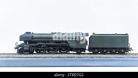Modello antico di vecchia locomotiva del treno isolato su sfondo bianco Foto Stock