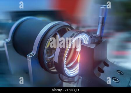 Sperimenta con il dispositivo obiettivo in laboratorio ottico Foto Stock