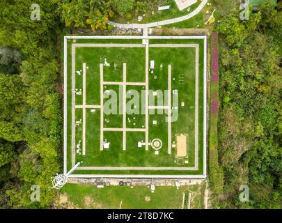 Vista aerea di un giardino meteorologico con molti dispositivi per misurare i fenomeni meteorologici. Equipaggiamento sulla stazione meteorologica per monitorare gli eventi meteorologici Foto Stock