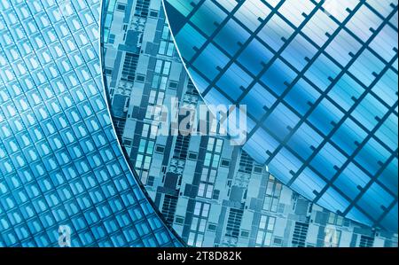 wafer in chip di silicio con sfondo blu Foto Stock