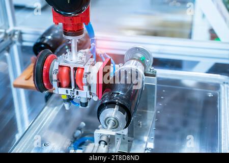 braccio robotizzato per la lucidatura della parte automobilistica nella linea di produzione. Foto Stock