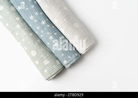 Tre coperte di moschettone arrotolate su fondo bianco Foto Stock
