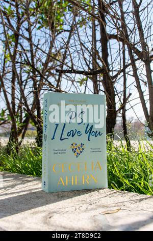 Primo piano su 'PS di Cecelia Ahern. Amo il romanzo di te in giardino. Foto Stock