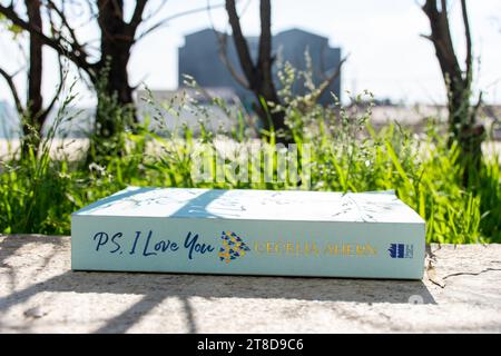 Primo piano su 'PS di Cecelia Ahern. Amo il romanzo di te in giardino. Foto Stock