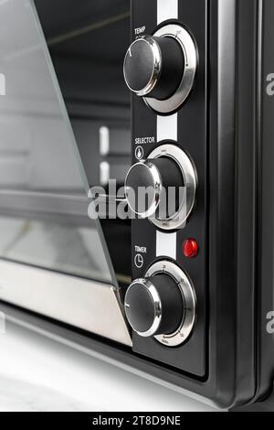 Primo piano del mini apparecchio domestico del forno elettrico nero Foto Stock