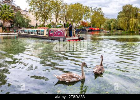 Vaporetto ormeggiato sulla riva nella zona di Little Venice a Londra, Inghilterra Foto Stock