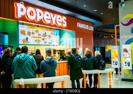 Wroclaw, Polonia - 10 novembre 2023: Uno dei primi ristoranti Popeye in Polonia, Popeyes Louisiana Kitchen, catena americana di fast food Foto Stock