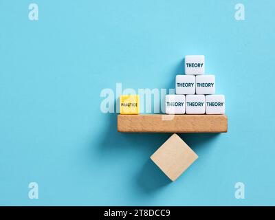 Equilibrio tra teoria e pratica. La pratica supera la teoria. Formazione orientata alla pratica. Le parole teoria e pratica in equilibrio su scala seesaw. Foto Stock