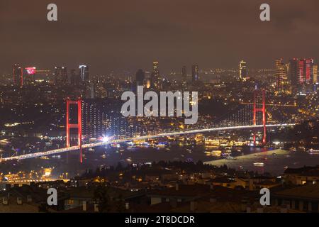 15 luglio Ponte dei martiri, detto Ponte del Bosforo e paesaggio urbano di Istanbul di notte. Foto Stock