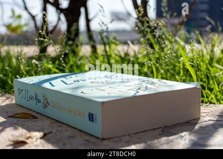 Primo piano su 'PS di Cecelia Ahern. Amo il romanzo di te in giardino. Foto Stock