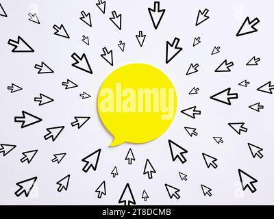 Fumetto giallo vuoto circondato da frecce direzionali. Sfondo per i messaggi di annuncio con spazio di copia per il testo. Foto Stock