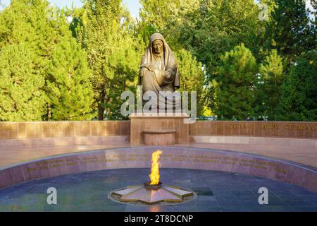 Tashkent, Uzbekistan - 29 settembre 2023: Monumento a una madre in lutto in memoria delle vittime della seconda guerra mondiale vicino a Piazza dell'indipendenza. Foto Stock