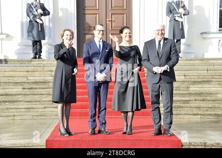 Elke Buedenbender, Prinz Daniel von Schweden, Kronprinzessin Victoria von Schweden und Frank-Walter Steinmeier/Schloss Bellevue/Berlin/19. Nov. 2023 *** Elke Buedenbender, Prince Daniel of Sweden, Crown Princess Victoria of Sweden e Frank Walter Steinmeier Bellevue Palace Berlin 19 Nov 2023 Credit: Imago/Alamy Live News Foto Stock