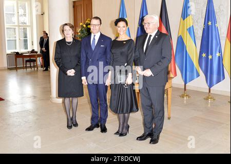 Elke Buedenbender, Prinz Daniel von Schweden, Kronprinzessin Victoria von Schweden und Frank-Walter Steinmeier/Schloss Bellevue/Berlin/19. Nov. 2023 *** Elke Buedenbender, Prince Daniel of Sweden, Crown Princess Victoria of Sweden e Frank Walter Steinmeier Bellevue Palace Berlin 19 Nov 2023 Credit: Imago/Alamy Live News Foto Stock