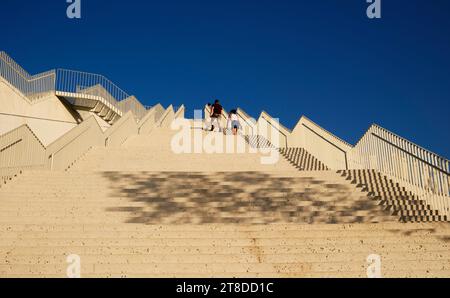 I turisti scalano la Piramida, una piramide originariamente costruita come santuario per il dittatore comunista del paese, Enver Hoxha, a Tirana, Albani Foto Stock