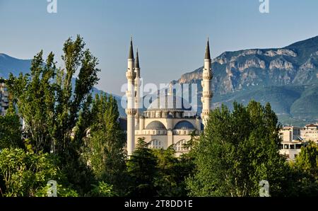 La grande Moschea di Tirana, Xhamia e Madhe e Tiranës, o Moschea Namazgah, vista dalla Piramida di Tirana, Albania, 19 luglio 2023. Foto di Tim CH Foto Stock