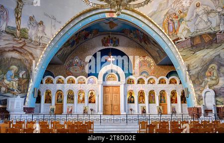 L'interno della cattedrale della Resurrezione, Katedralja Orthodhokse “Ngjallja e Krishtit” Tiranë, a Tirana, Albania, 19 luglio 2023. Foto di Tim Chong Foto Stock