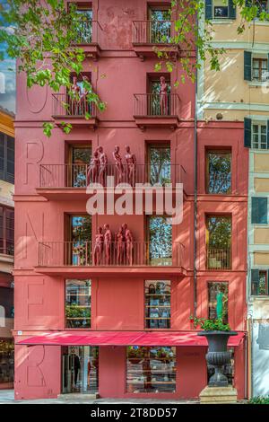 PALMA DE MALLORCA, ILLES BALEARS, SPAGNA - 25 SETTEMBRE 2023: PG. Del Born 28, un edificio con negozi di moda decorati in modo originale e divertente. Foto Stock