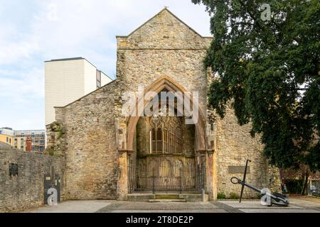 Rovine della chiesa di Holyrood, Southampton, Hampshire, Inghilterra, Regno Unito bombardarono durante la seconda guerra mondiale Foto Stock