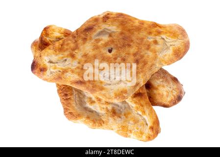 Shotis puri, pane georgiano lavash fatto a mano, cucina nazionale caucasica locale dell'Asia centrale, pane Shoti appena sfornato isolato su sfondo bianco Foto Stock