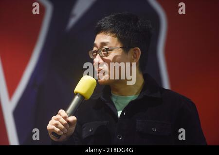 Hangzhou, Cina. 20 novembre 2023. HANGZHOU, CINA - 17 NOVEMBRE 2023 - il comico Joe Wong interagisce con i lettori alla libreria Zhongshuge di Hangzhou, provincia dello Zhejiang, Cina, 17 novembre 2023. (Foto di Costfoto/NurPhoto) credito: NurPhoto SRL/Alamy Live News Foto Stock