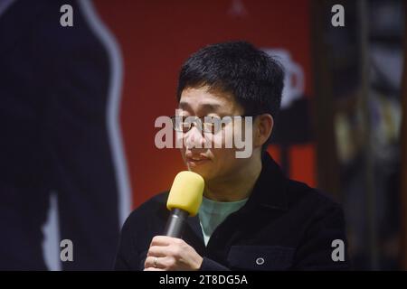 Hangzhou, Cina. 20 novembre 2023. HANGZHOU, CINA - 17 NOVEMBRE 2023 - il comico Joe Wong interagisce con i lettori alla libreria Zhongshuge di Hangzhou, provincia dello Zhejiang, Cina, 17 novembre 2023. (Foto di Costfoto/NurPhoto) credito: NurPhoto SRL/Alamy Live News Foto Stock