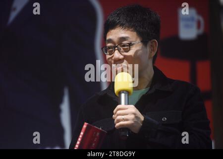 Hangzhou, Cina. 20 novembre 2023. HANGZHOU, CINA - 17 NOVEMBRE 2023 - il comico Joe Wong interagisce con i lettori alla libreria Zhongshuge di Hangzhou, provincia dello Zhejiang, Cina, 17 novembre 2023. (Foto di Costfoto/NurPhoto) credito: NurPhoto SRL/Alamy Live News Foto Stock