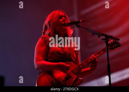 Città del Messico, Messico. 19 novembre 2023. 19 novembre 2023, città del Messico, Messico: Corin Tucker, membro della band Sleater-Kinney, si esibisce sul palco durante il terzo giorno del Corona Capital 2023 Music Festival all'autodromo Hermanos Rodriguez. Il 19 novembre 2023 a città del Messico, Messico. (Foto di Essene Hernandez/ Eyepix Group) (foto di Eyepix/NurPhoto) credito: NurPhoto SRL/Alamy Live News Foto Stock