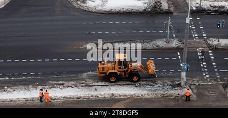 Attrezzature per la rimozione della neve dei servizi municipali durante la rimozione della neve. Foto Stock