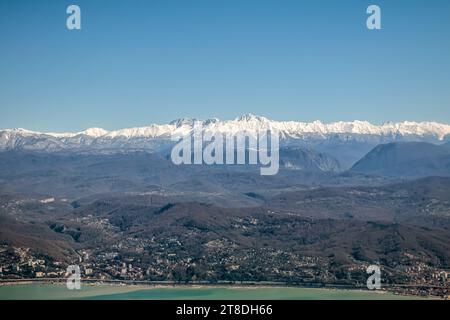 Vista sulla città dal mare e sulle alte montagne innevate Foto Stock
