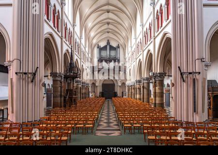Innenraum der Kirche Saint Pierre a Calais, Frankreich | la chiesa di Saint-Pierre interior, Calais, Francia Foto Stock