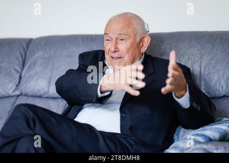 Norimberga, Germania. 16 novembre 2023. Intervista a Günther Beckstein prima del suo 80° compleanno nel suo salotto. (A dpa 'hardliner with attitude - Günther Beckstein celebra il suo 80 ° compleanno') credito: Daniel Löb/dpa/Alamy Live News Foto Stock