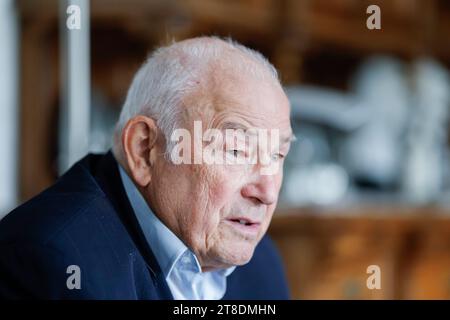 Norimberga, Germania. 16 novembre 2023. Intervista a Günther Beckstein prima del suo 80° compleanno nel suo salotto. (A dpa 'hardliner with attitude - Günther Beckstein celebra il suo 80 ° compleanno') credito: Daniel Löb/dpa/Alamy Live News Foto Stock