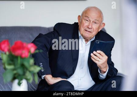 Norimberga, Germania. 16 novembre 2023. Intervista a Günther Beckstein prima del suo 80° compleanno nel suo salotto. (A dpa 'hardliner with attitude - Günther Beckstein celebra il suo 80 ° compleanno') credito: Daniel Löb/dpa/Alamy Live News Foto Stock