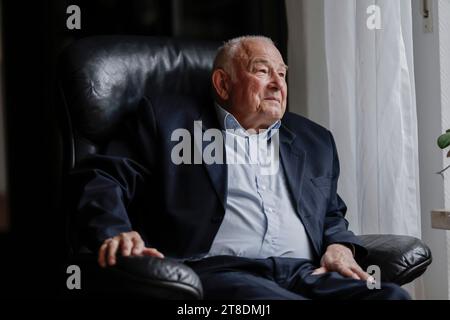 Norimberga, Germania. 16 novembre 2023. L'ex ministro bavarese Günther Beckstein siede nel suo salotto poco prima del suo 80° compleanno. (A dpa 'hardliner with attitude - Günther Beckstein celebra il suo 80 ° compleanno') credito: Daniel Löb/dpa/Alamy Live News Foto Stock