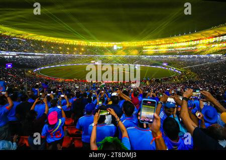 Ahmedabad, Gujarat, India. 19 novembre 2023. I giocatori australiani hanno festeggiato con il trofeo dopo aver vinto la ICC Men's Cricket World Cup 2023. Domenica 19 novembre 2023, l'Australia ha sconfitto l'India al Narendra modi Stadium di Ahmedabad assicurandosi il sesto titolo. (Immagine di credito: © Saurabh Sirohiya/ZUMA Press Wire) SOLO USO EDITORIALE! Non per USO commerciale! Foto Stock